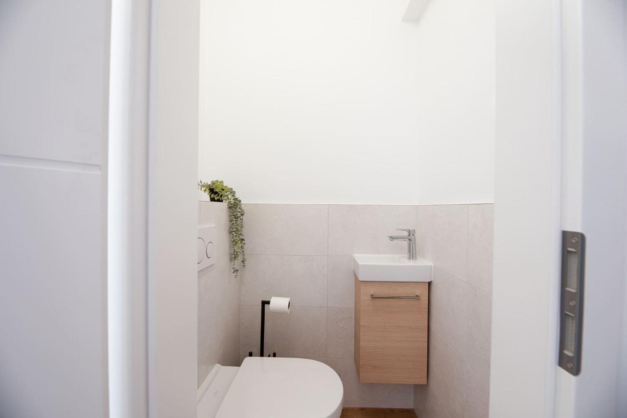 Bright & Stylish 2Br Apt In City Center Apartment