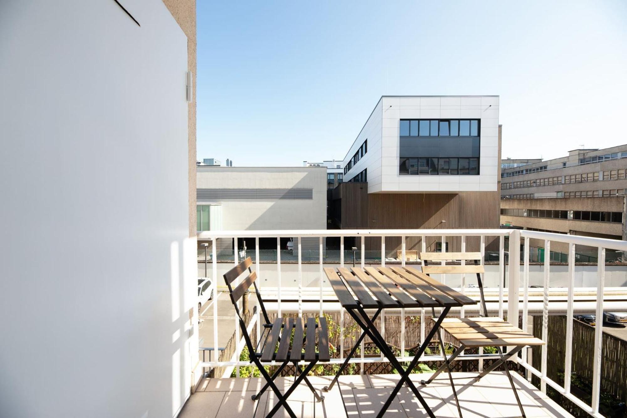 Bright & Stylish 2Br Apt In City Center Apartment
