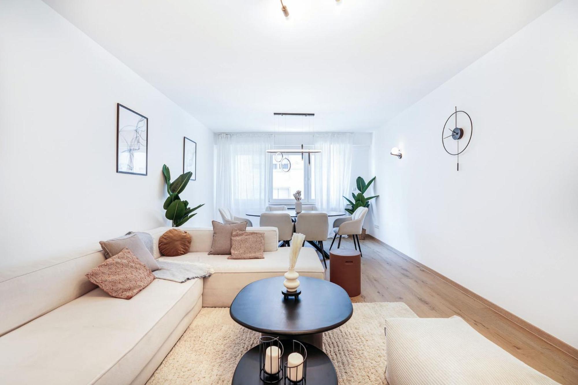 Bright & Stylish 2Br Apt In City Center Apartment