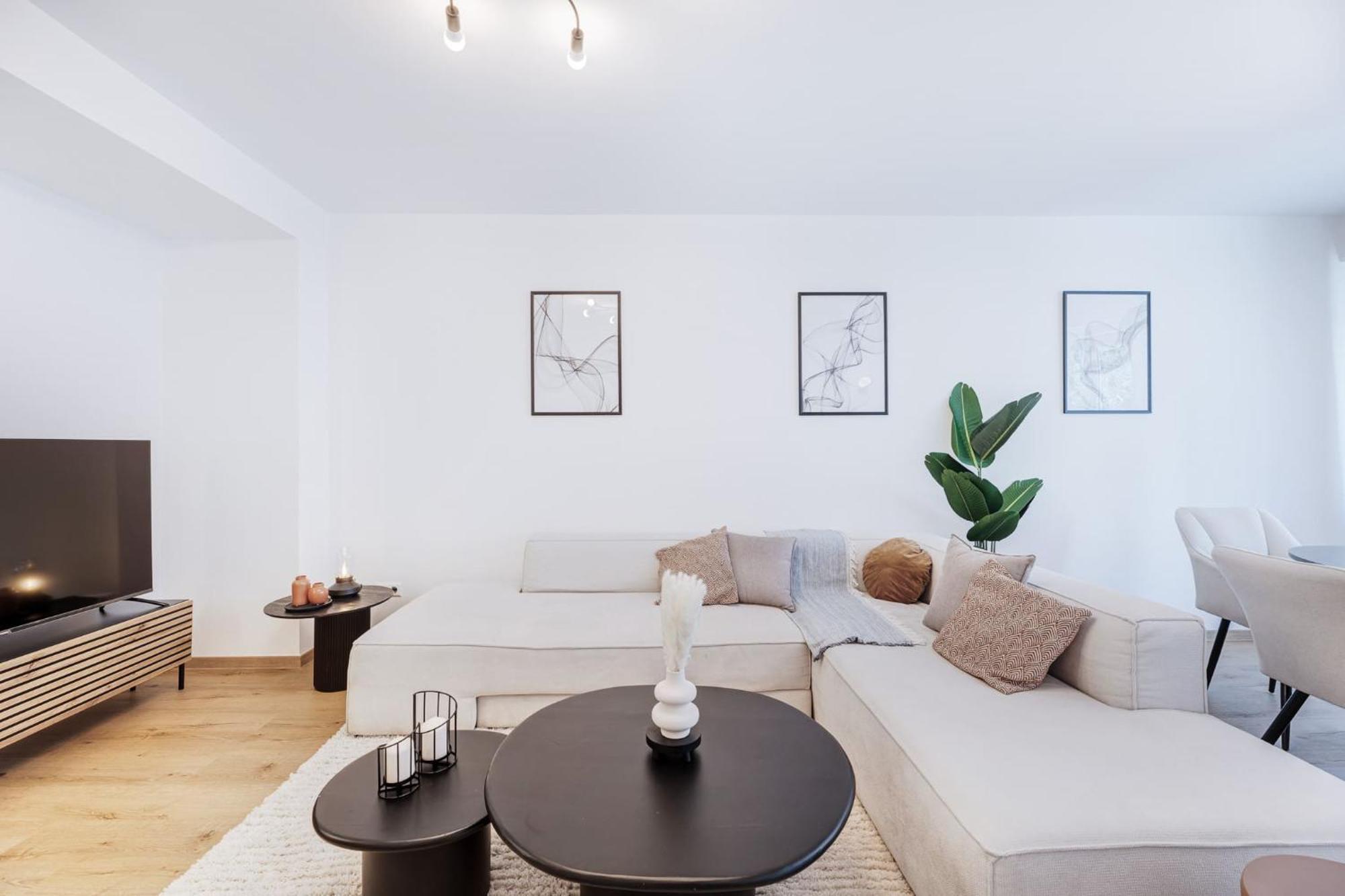 Bright & Stylish 2Br Apt In City Center *